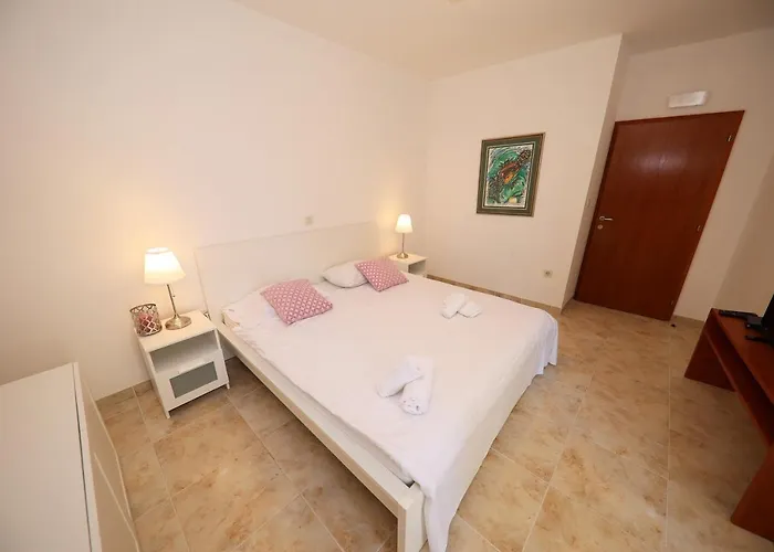 بيت للعطل House With A Swimming Pool - Diklo, - 15336